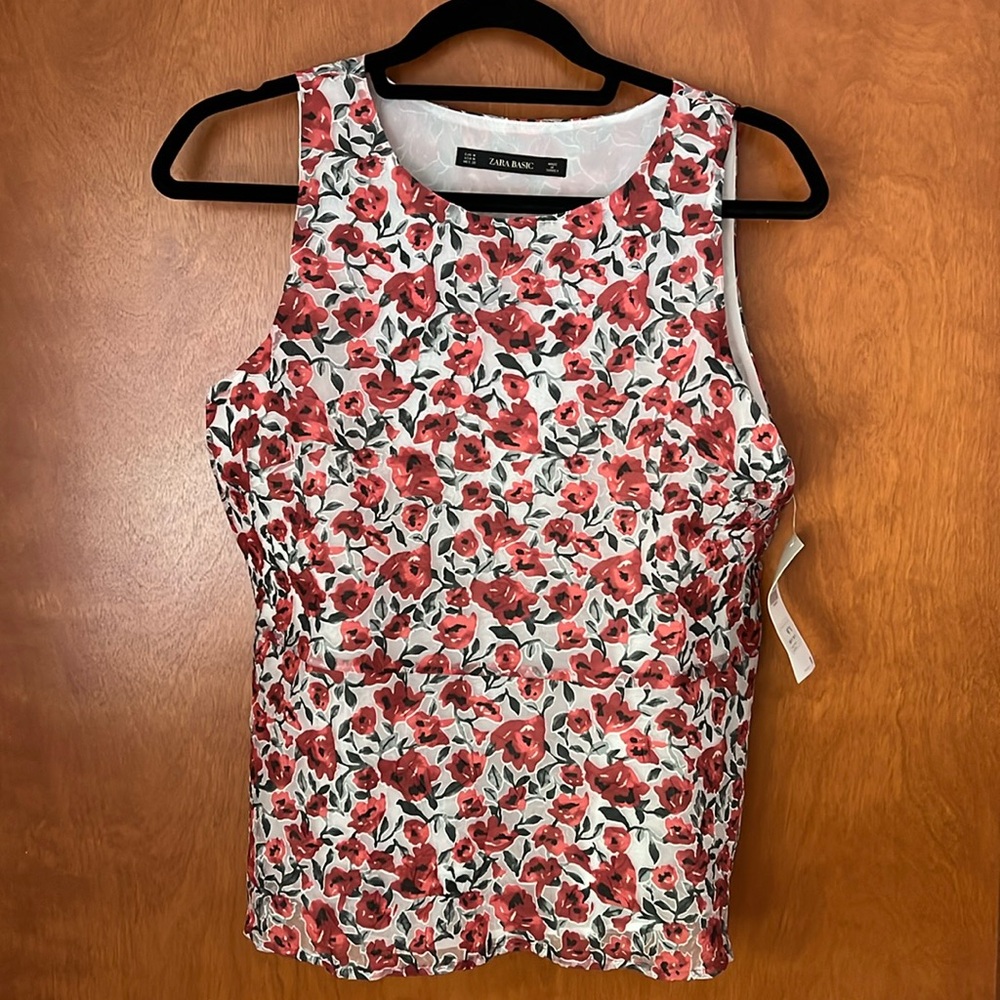 Brand new with tag 🏷️ Sleeveless flower top 🌺